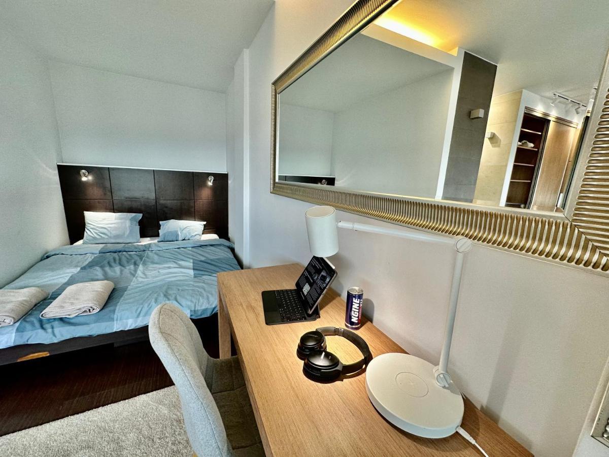 Top Metro X2 Fast Wifi 400 Mbs 70'Tv Netflix Hbo Max Appletv+ Disney+ Варшава Экстерьер фото